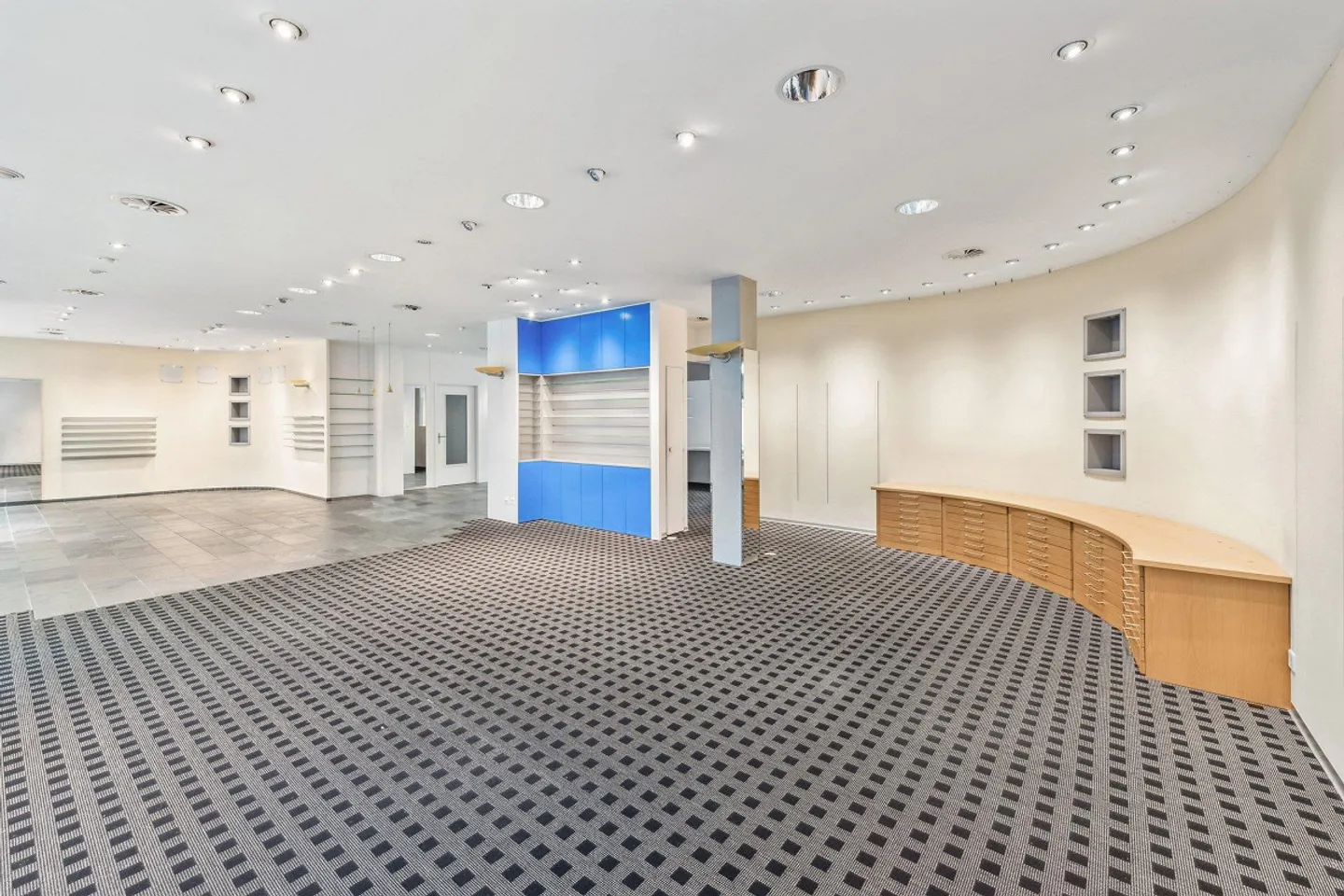 Looking for a commercial space on the ground floor in Neustadt Lucerne? - Photo 1 of 6
