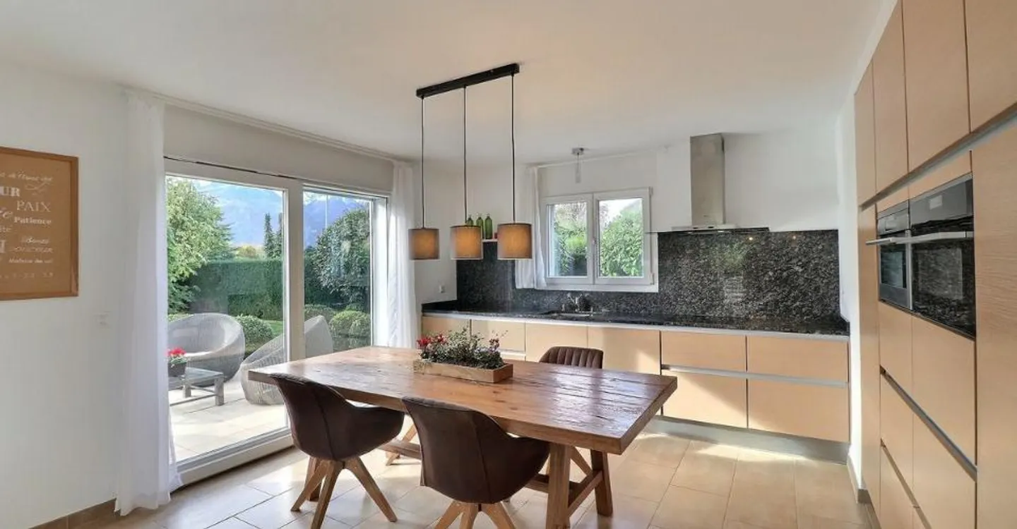 BEAUTIFUL INDIVIDUAL VILLA WITH 5.5 ROOMS AND A VERY NICE VIEW IN A QUIET RESIDENTIAL AREA - Photo 10 of 11