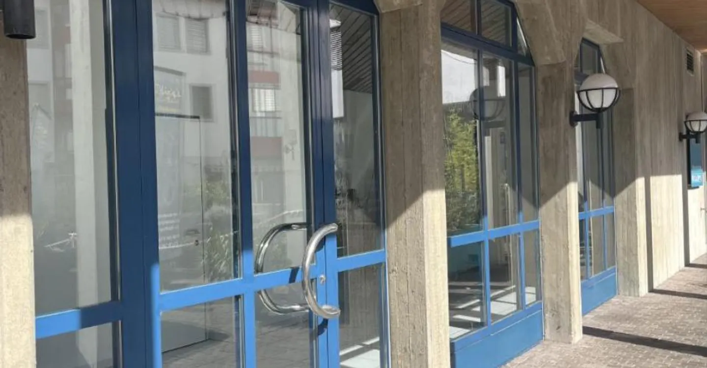 Espace commercial à louer dans un emplacement central à Neuhausen - Photo 2 sur 4