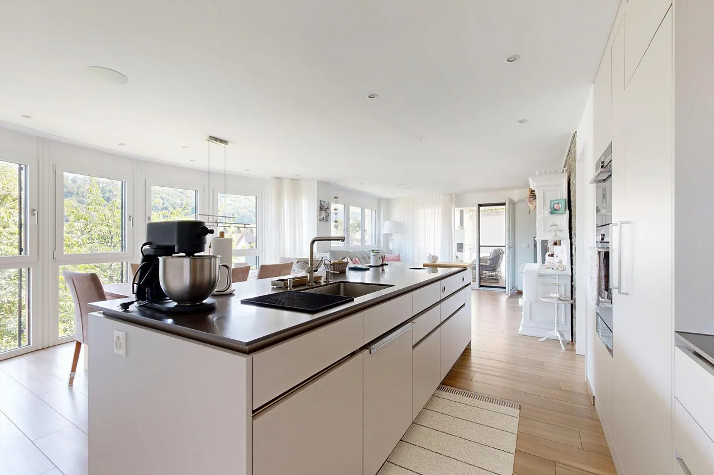 Condominium moderne de 4,5 pièces avec belle vue - Photo 3 sur 9