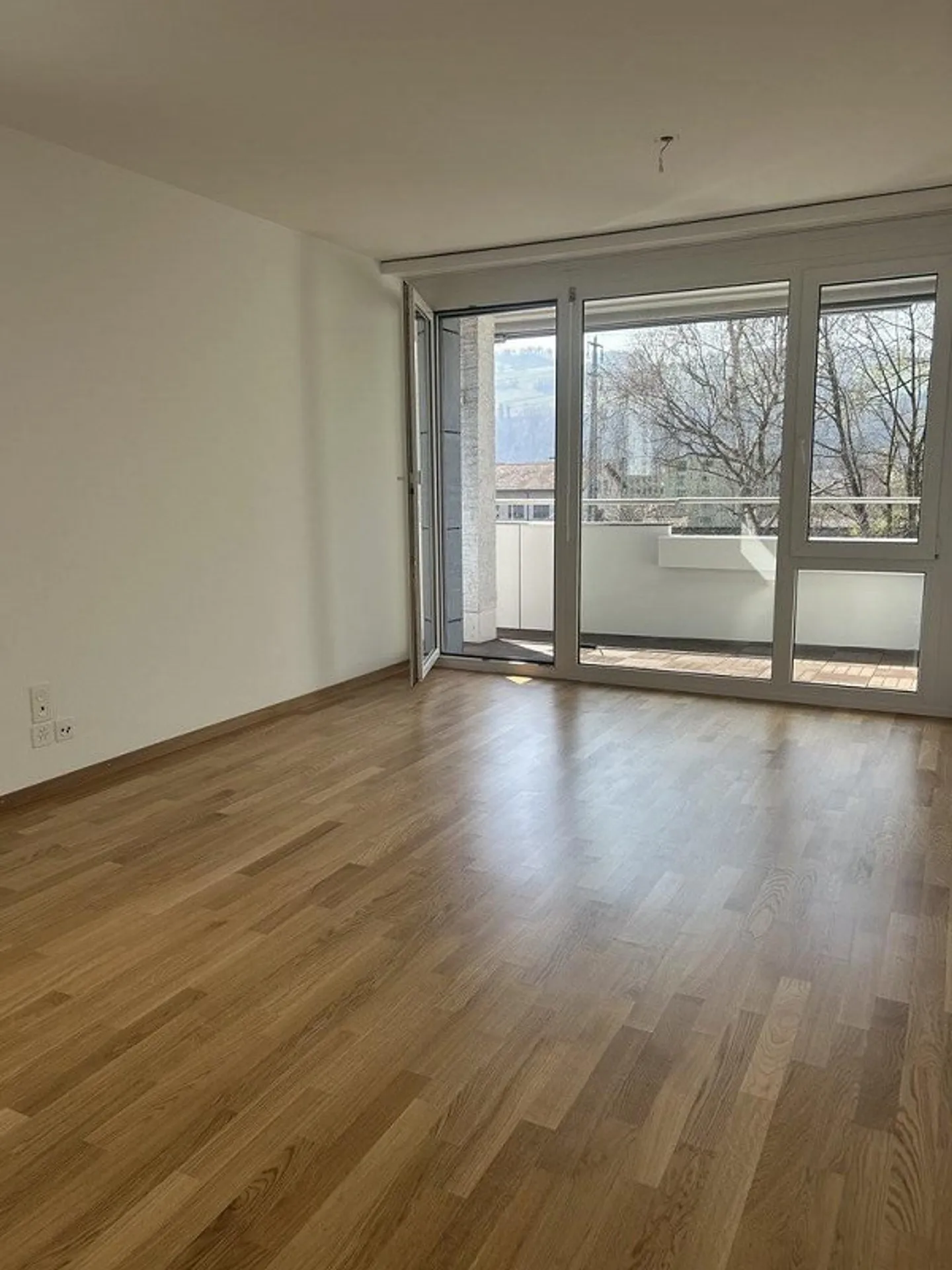 Appartement rénové et abordable près de la gare - Photo 2 sur 12