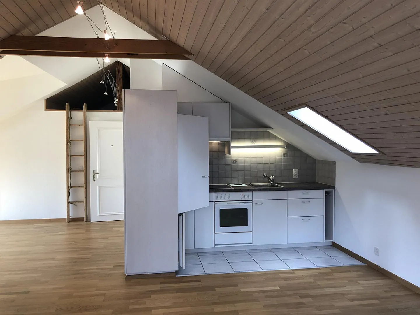 Charmante 1,5 Zimmer Loft in einer Dachwohnung / 2. Stock - Foto 2 von 6