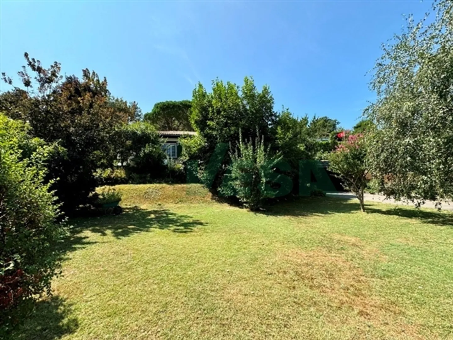 Maison individuelle confortable de plain-pied avec grand jardin - Photo 2 sur 13