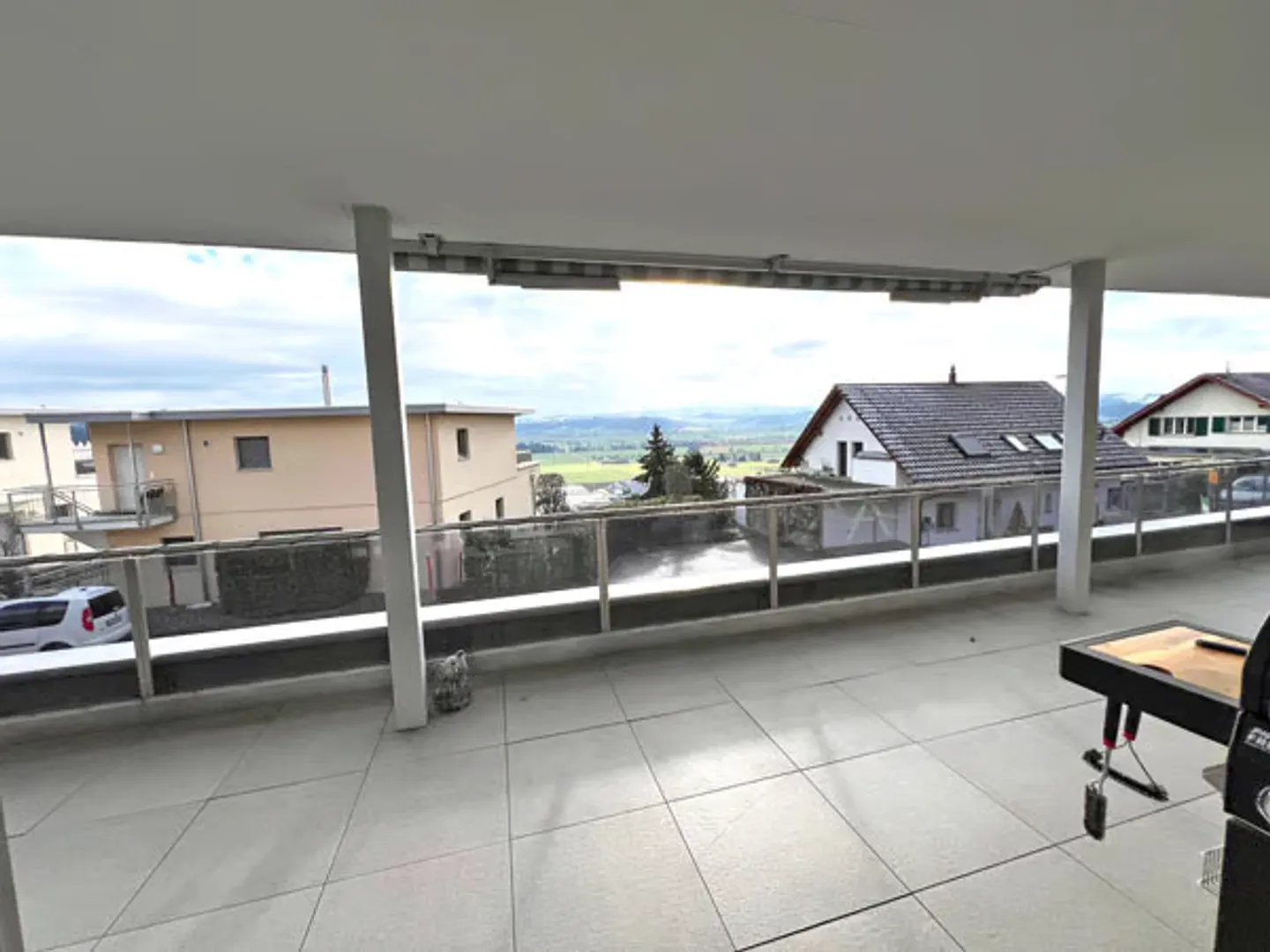 Moderno appartamento con terrazza di 4,5 stanze con vista panoramica a Wauwil - Foto 4 di 13