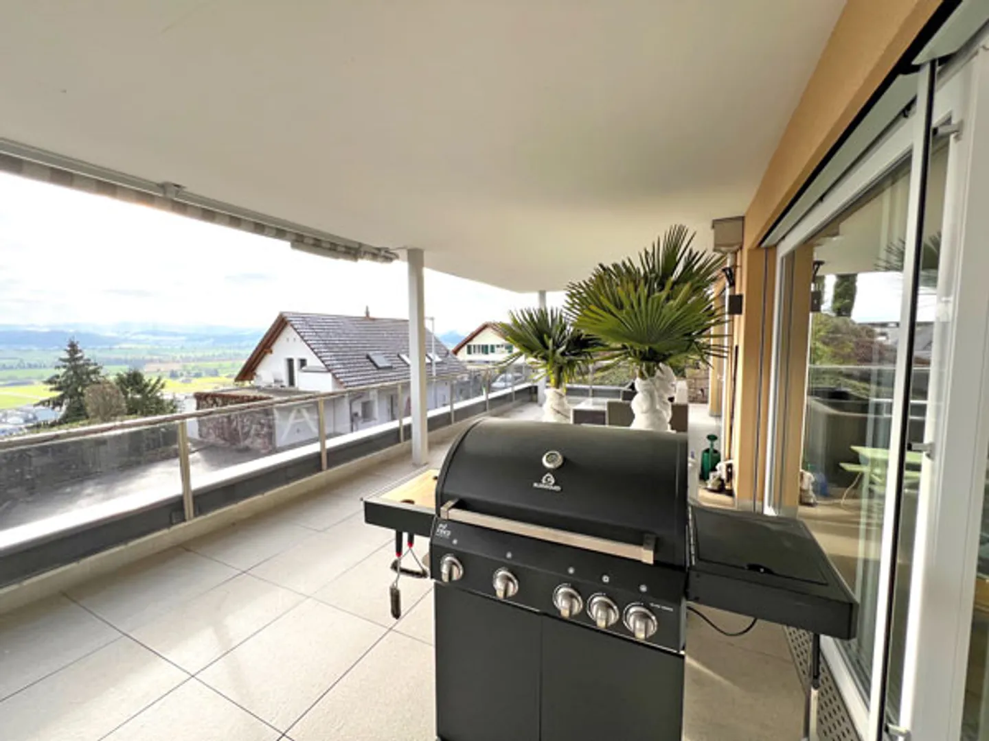 Moderno appartamento con terrazza di 4,5 stanze con vista panoramica a Wauwil - Foto 5 di 13