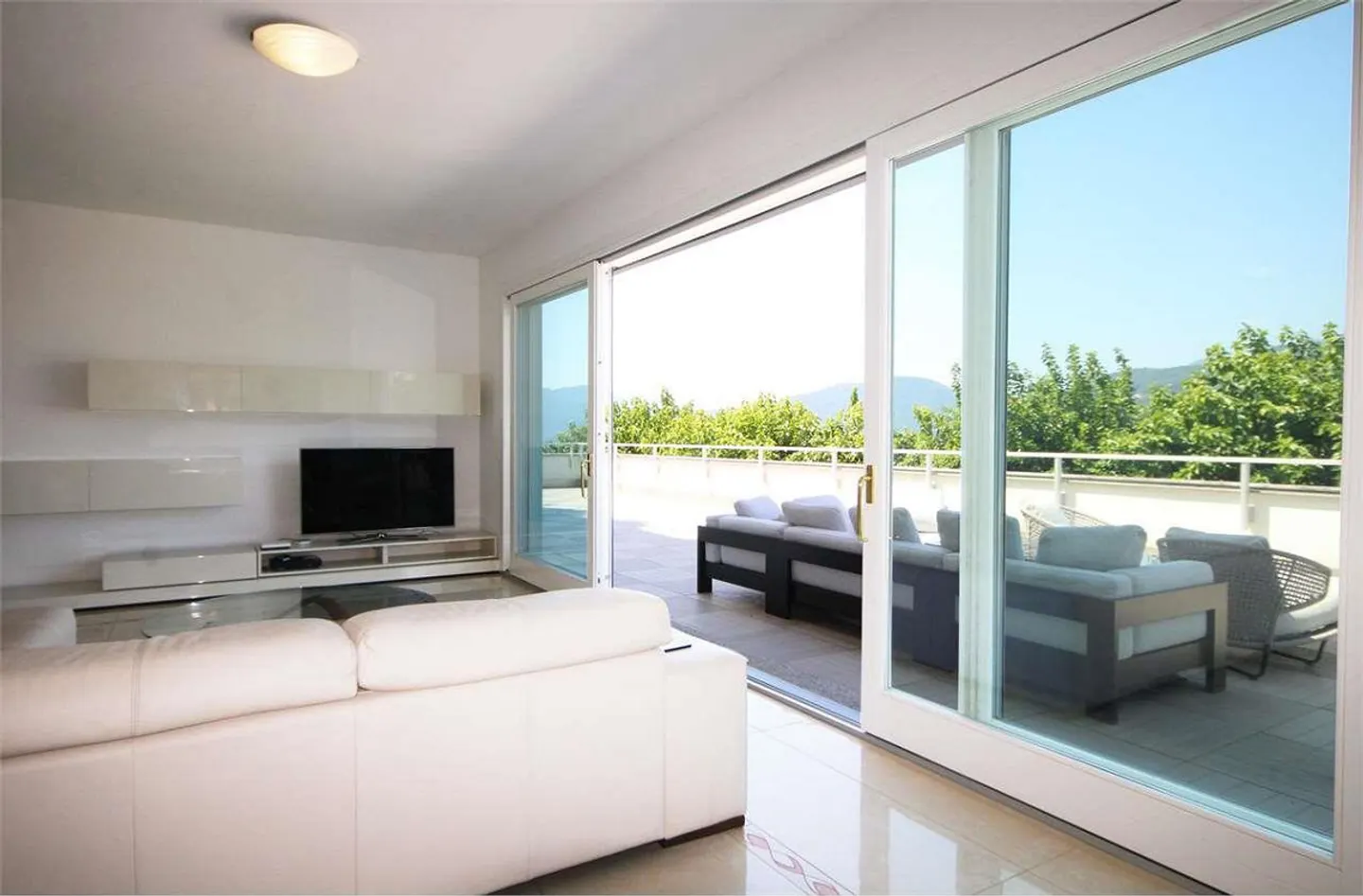 Appartement prestigieux de 5,5 pièces avec jardin - Photo 2 sur 12