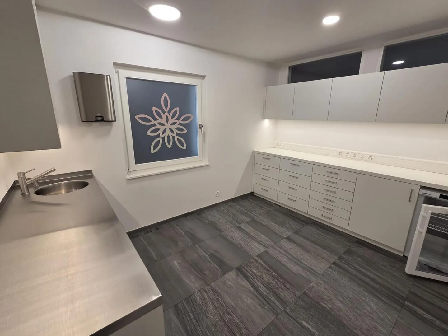 Mostly Renovated Doctor's Office Room? Possible Apartment - Photo 3 of 8