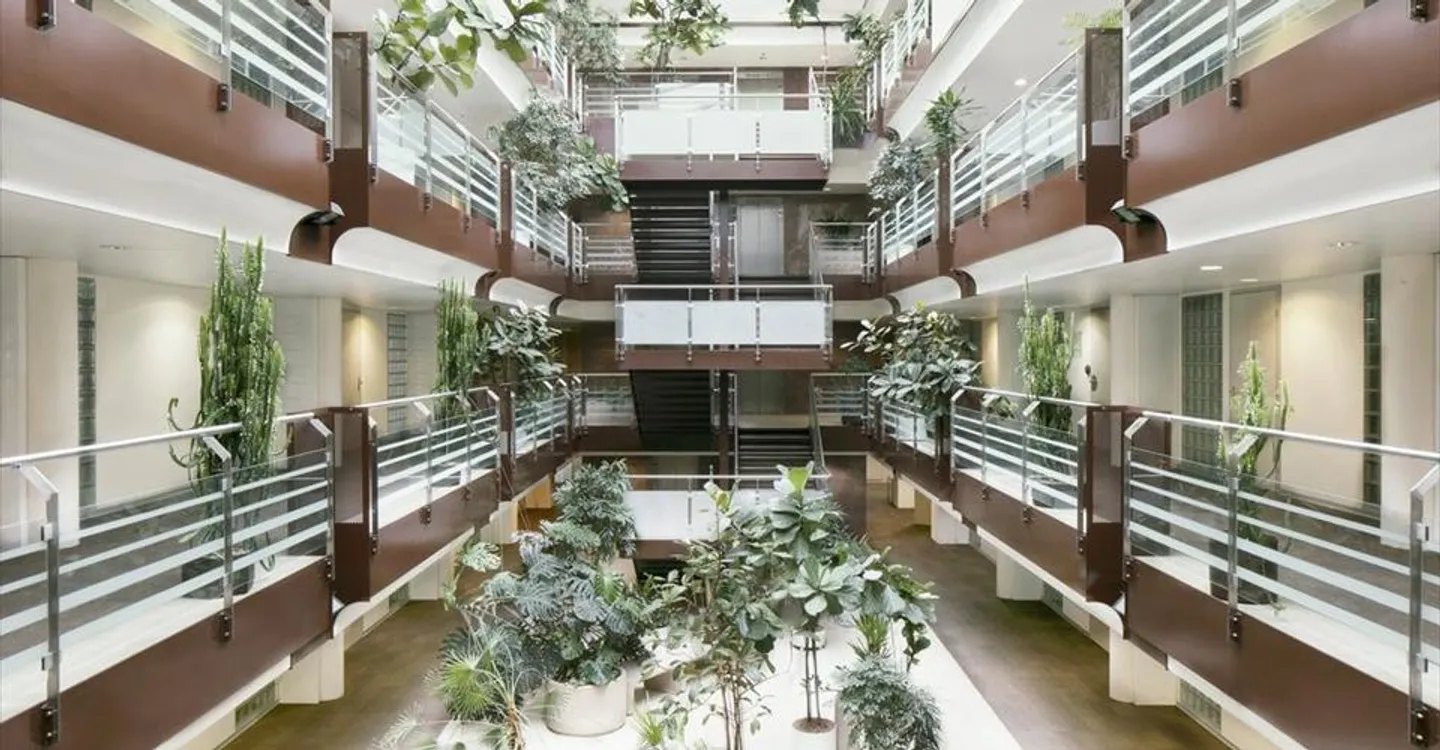 Office space in a green setting close to amenities - Photo 3 of 8