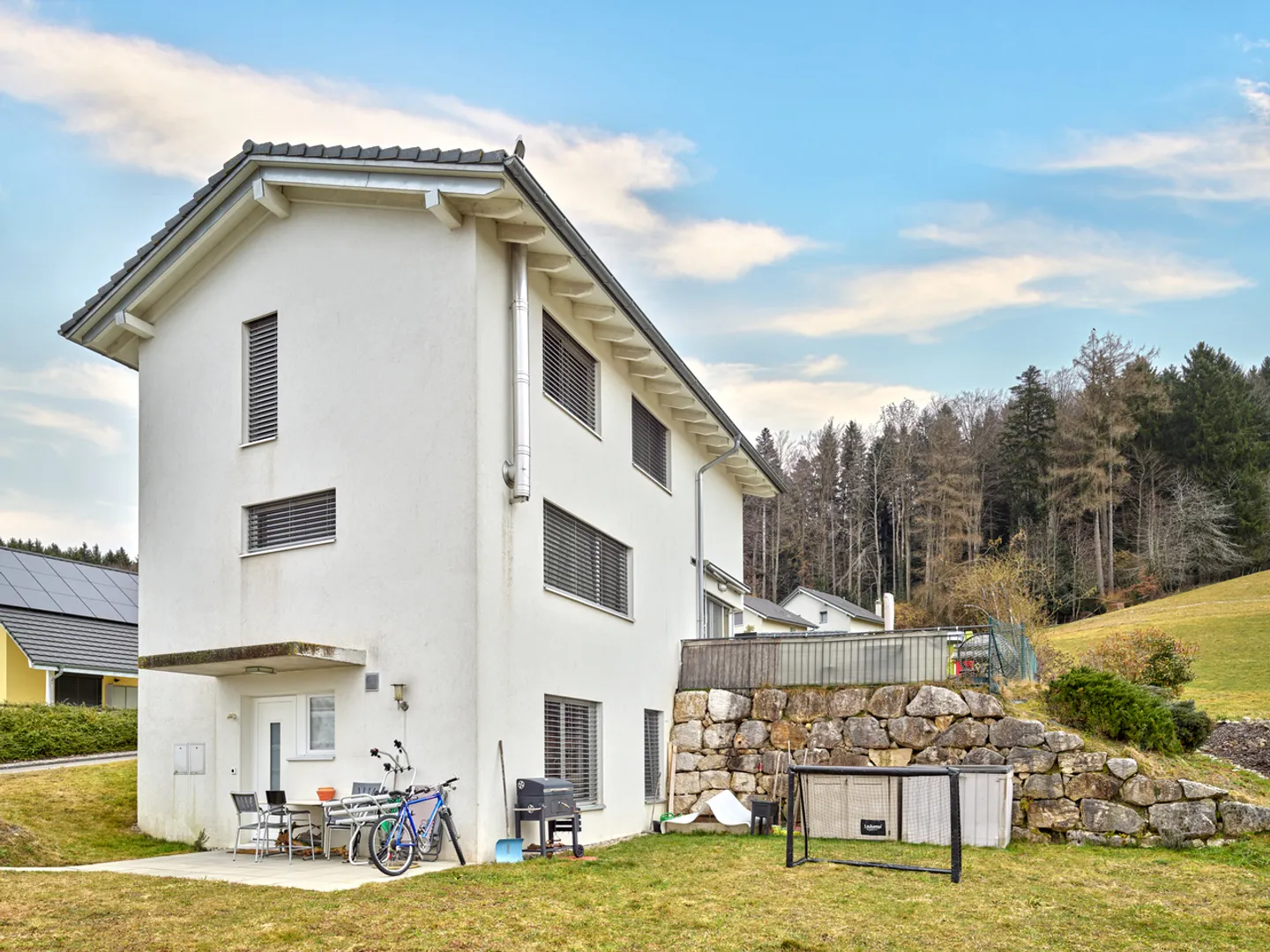 Haus mit zwei Wohnungen in einer ruhigen und grünen Nachbarschaft - Foto 2 von 16