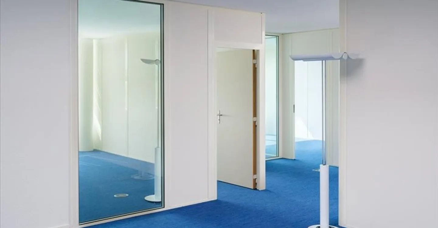 Office space in a green setting close to amenities - Photo 4 of 8