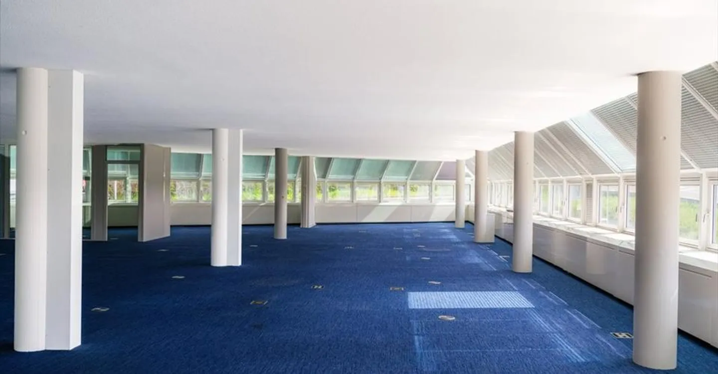 Office space in a green setting close to amenities - Photo 5 of 8