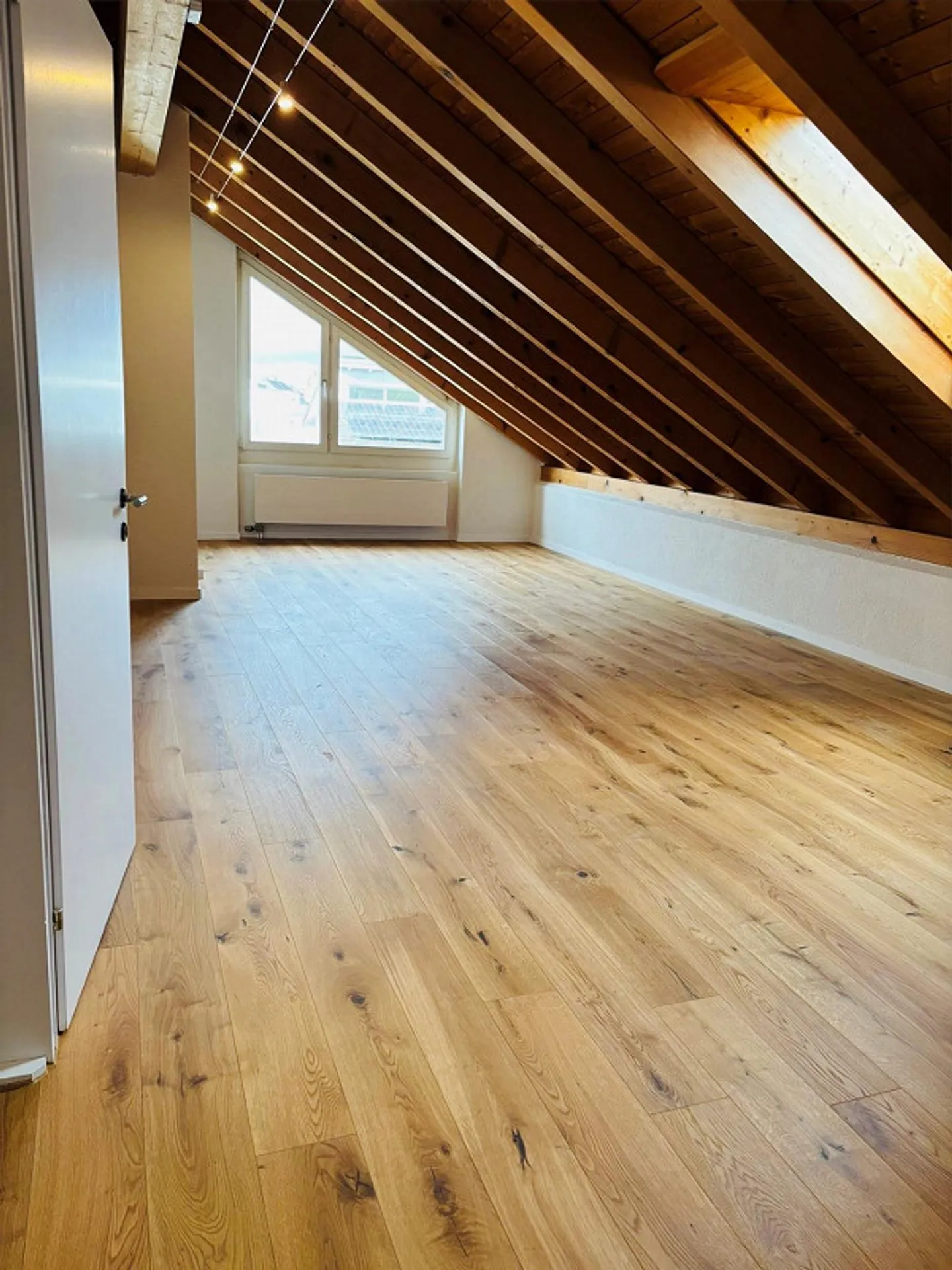 Appartamento maisonette ristrutturato di 5,5 stanze con molto spazio - Foto 13 di 15