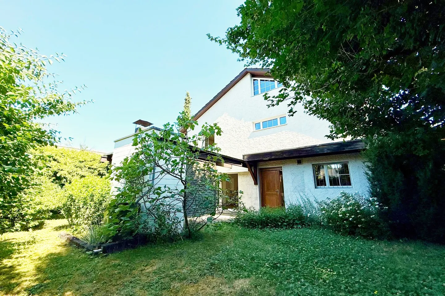 Ampia casa unifamiliare con giardino da sogno - molta privacy in una posizione tranquilla a Therwil - Foto 1 di 13