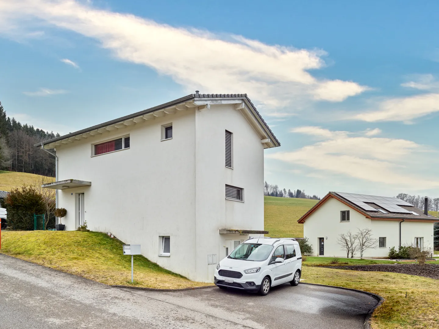 Haus mit zwei Wohnungen in einer ruhigen und grünen Nachbarschaft - Foto 1 von 16