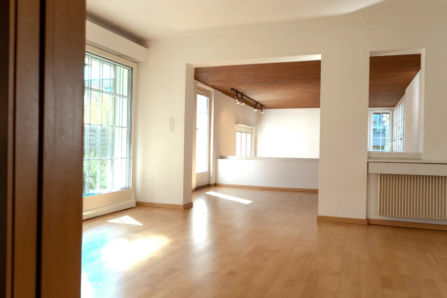 Ampia casa unifamiliare con giardino da sogno - molta privacy in una posizione tranquilla a Therwil - Foto 2 di 13