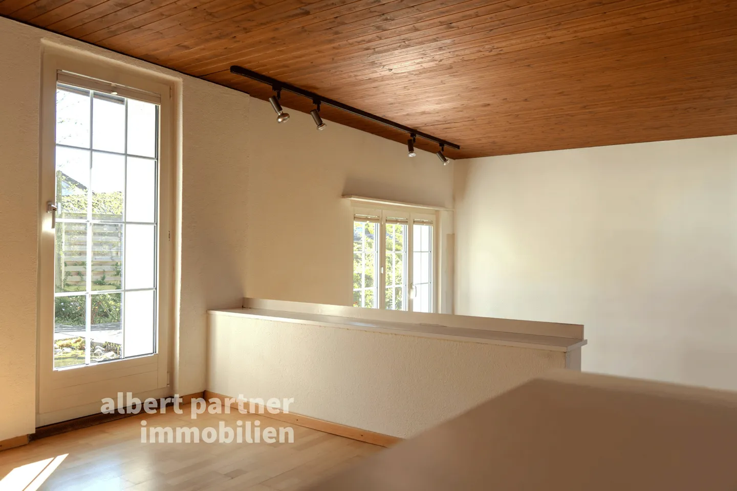 Ampia casa unifamiliare con giardino da sogno - molta privacy in una posizione tranquilla a Therwil - Foto 3 di 13