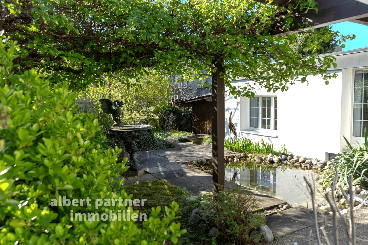 Ampia casa unifamiliare con giardino da sogno - molta privacy in una posizione tranquilla a Therwil - Foto 4 di 13