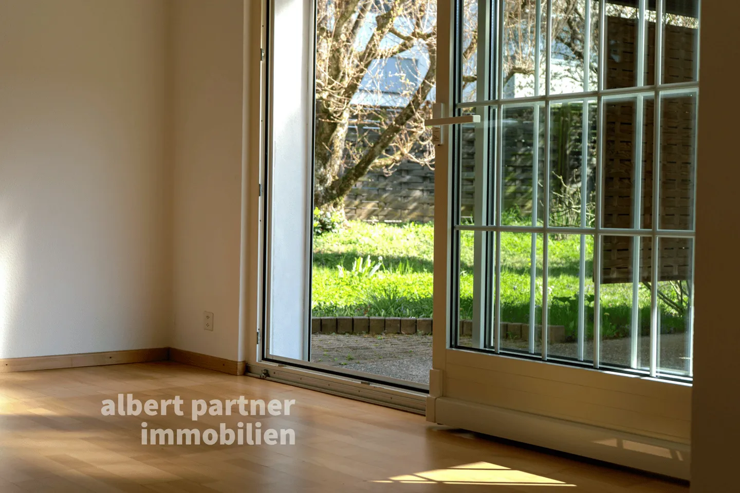 Ampia casa unifamiliare con giardino da sogno - molta privacy in una posizione tranquilla a Therwil - Foto 5 di 13