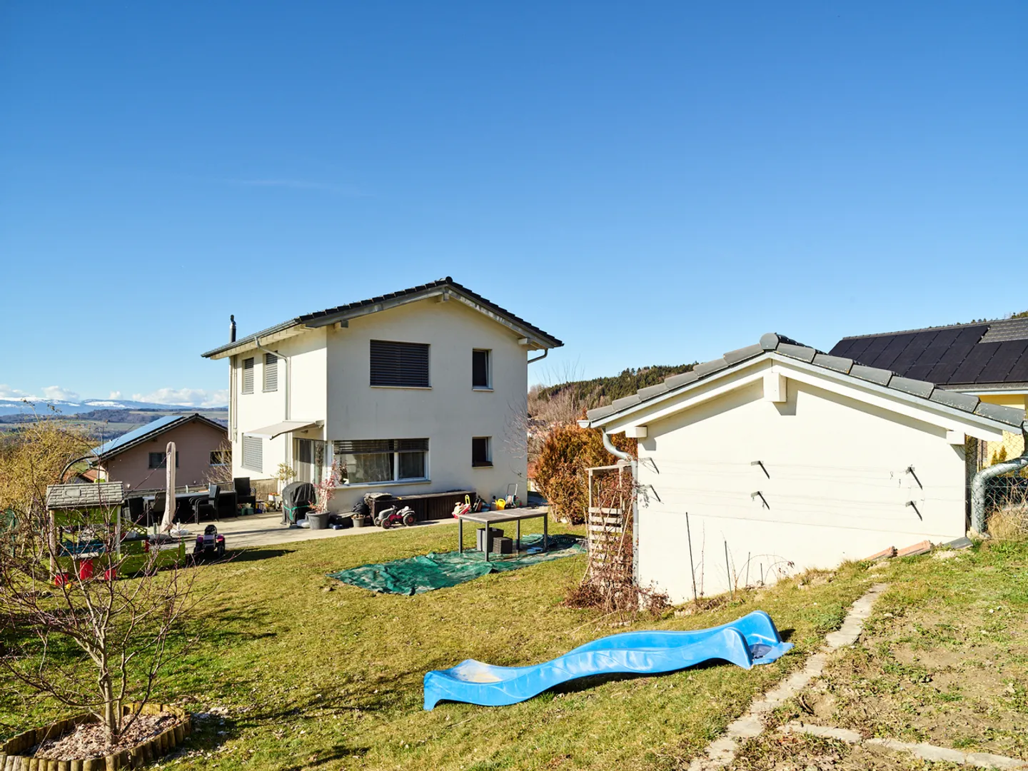 Haus mit zwei Wohnungen in einer ruhigen und grünen Nachbarschaft - Foto 15 von 16