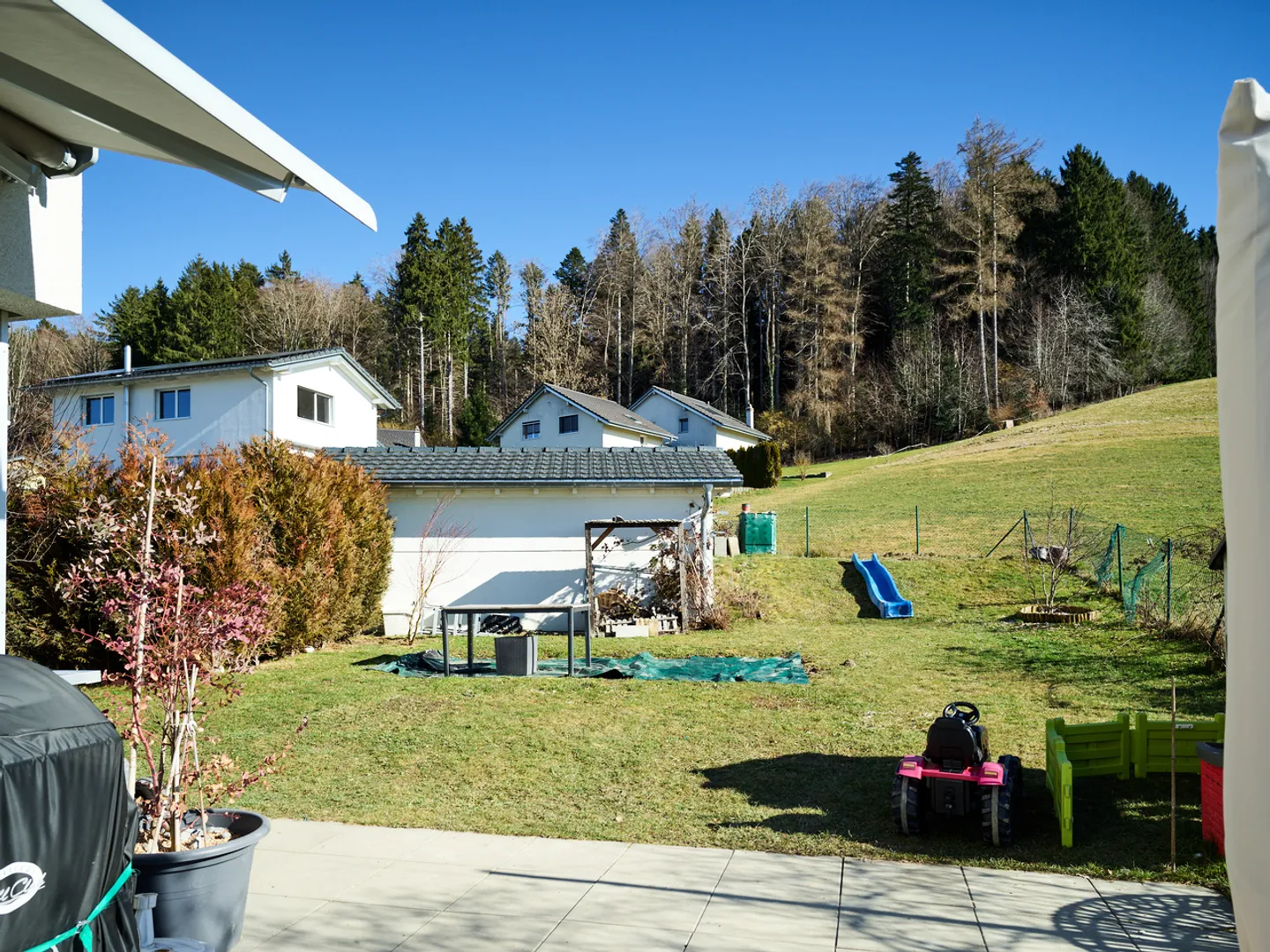 Haus mit zwei Wohnungen in einer ruhigen und grünen Nachbarschaft - Foto 16 von 16