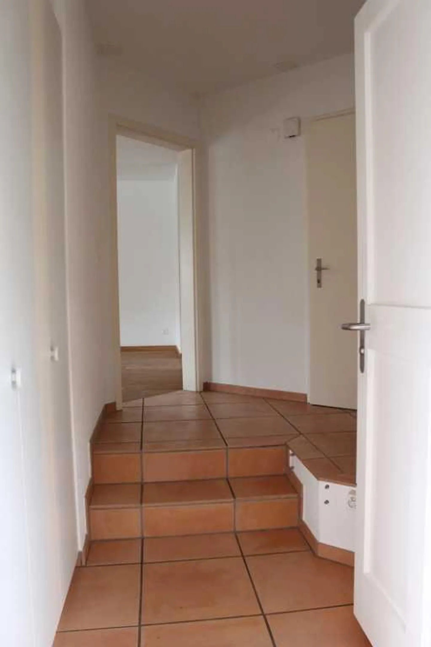 Semi-Detached House Ideal for Families with Garden and Plenty of Storage Space - Photo 5 of 10