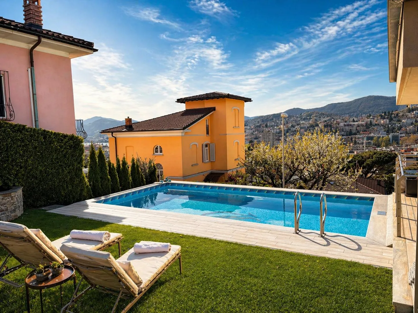 Exklusive Villa mit Pool nur wenige Minuten von der Stadt entfernt - Foto 2 von 14
