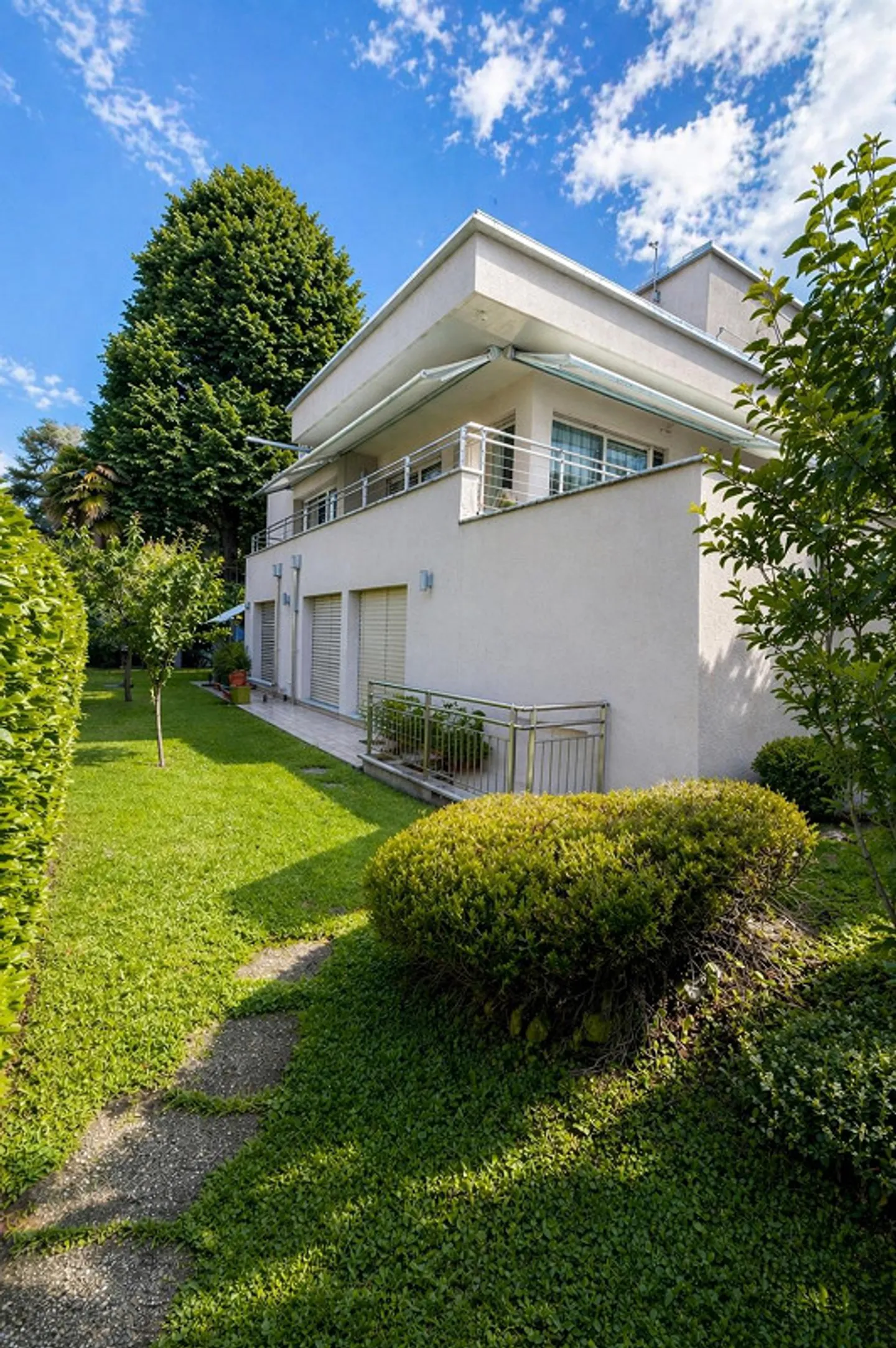 Exklusive Villa mit Pool nur wenige Minuten von der Stadt entfernt - Foto 3 von 14