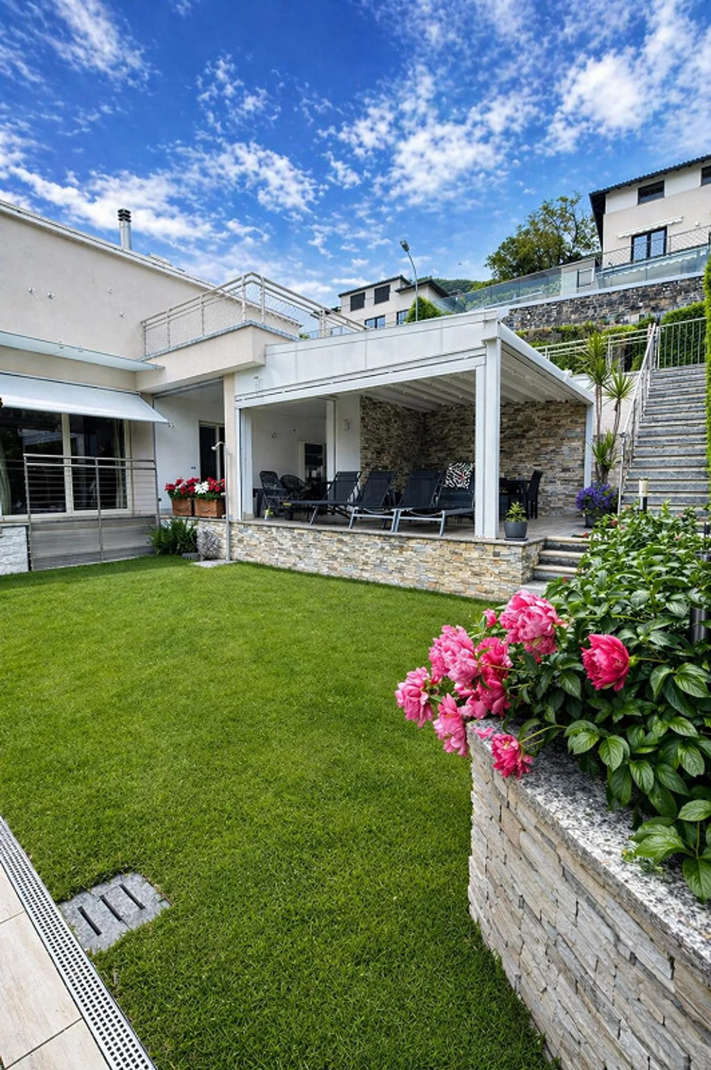 Exklusive Villa mit Pool nur wenige Minuten von der Stadt entfernt - Foto 4 von 14