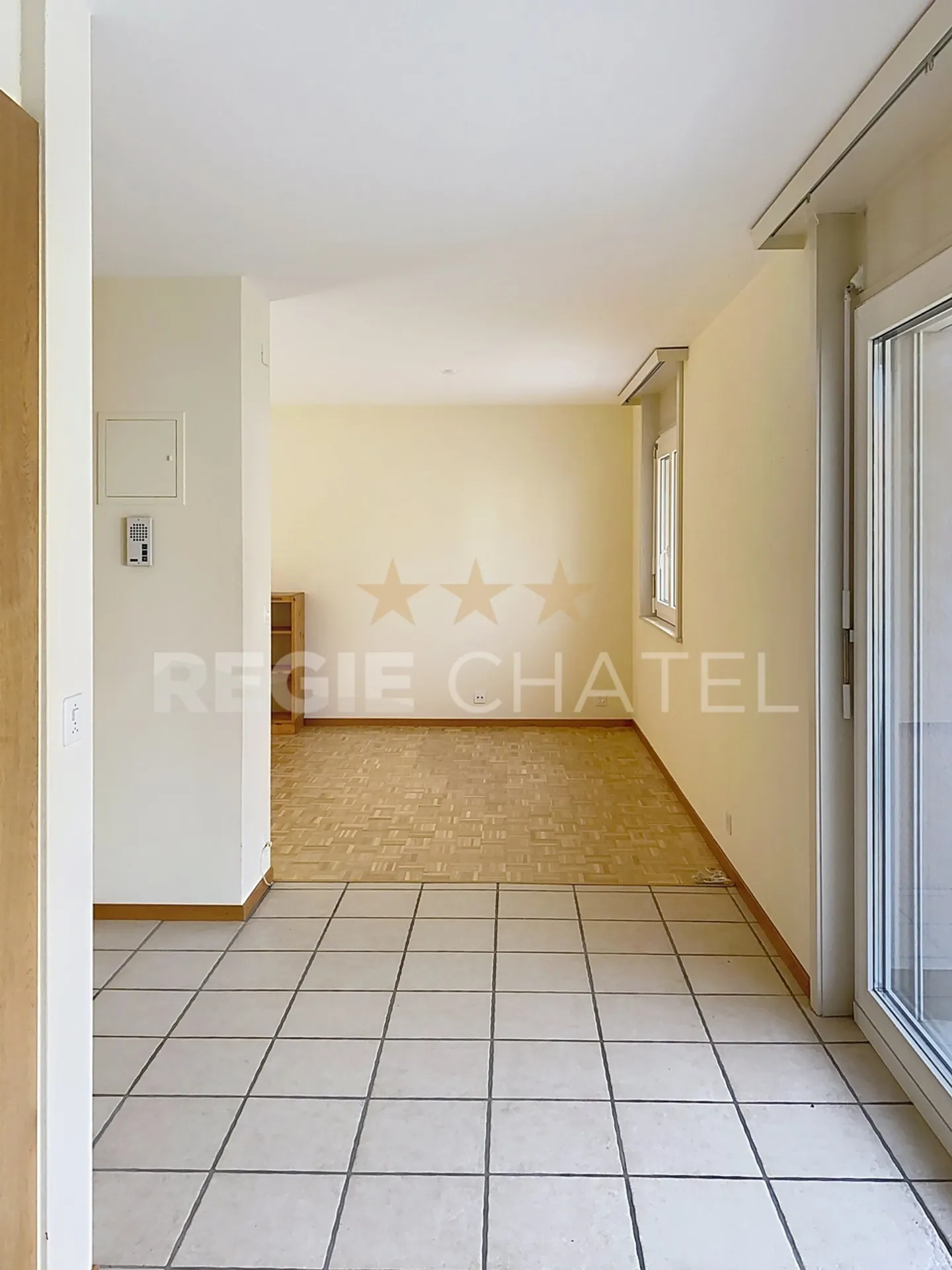 Charming 2.5 room apartment with large terrace - Photo 4 of 6