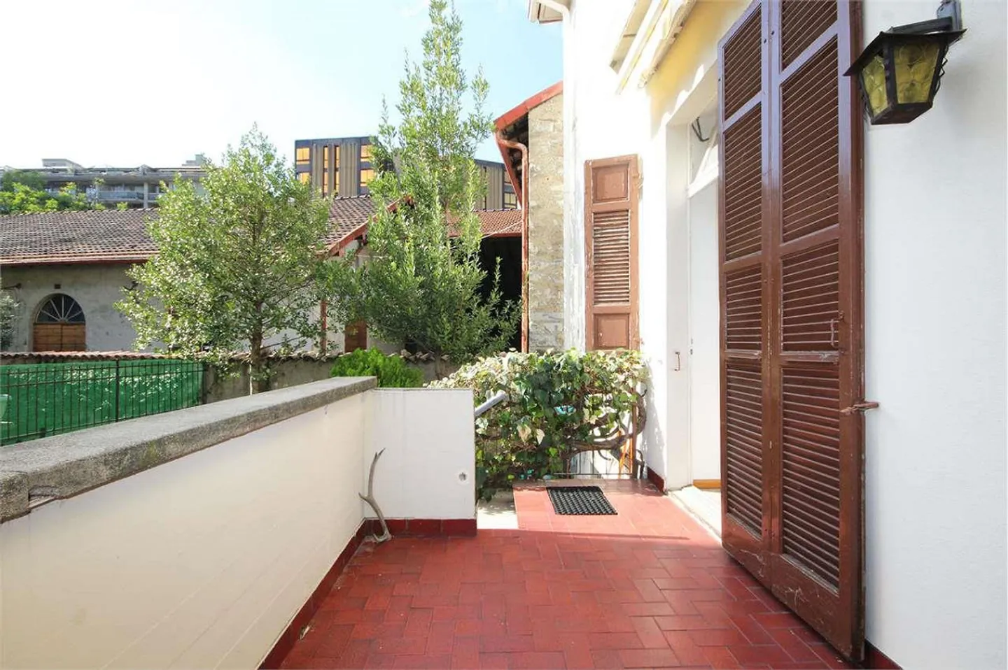 Chiasso : maison d'époque avec jardin et deux places de parking au centre - Photo 2 sur 11