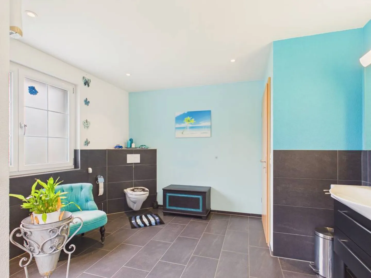 Spacious and Bright with a View of the Green - Photo 11 of 20