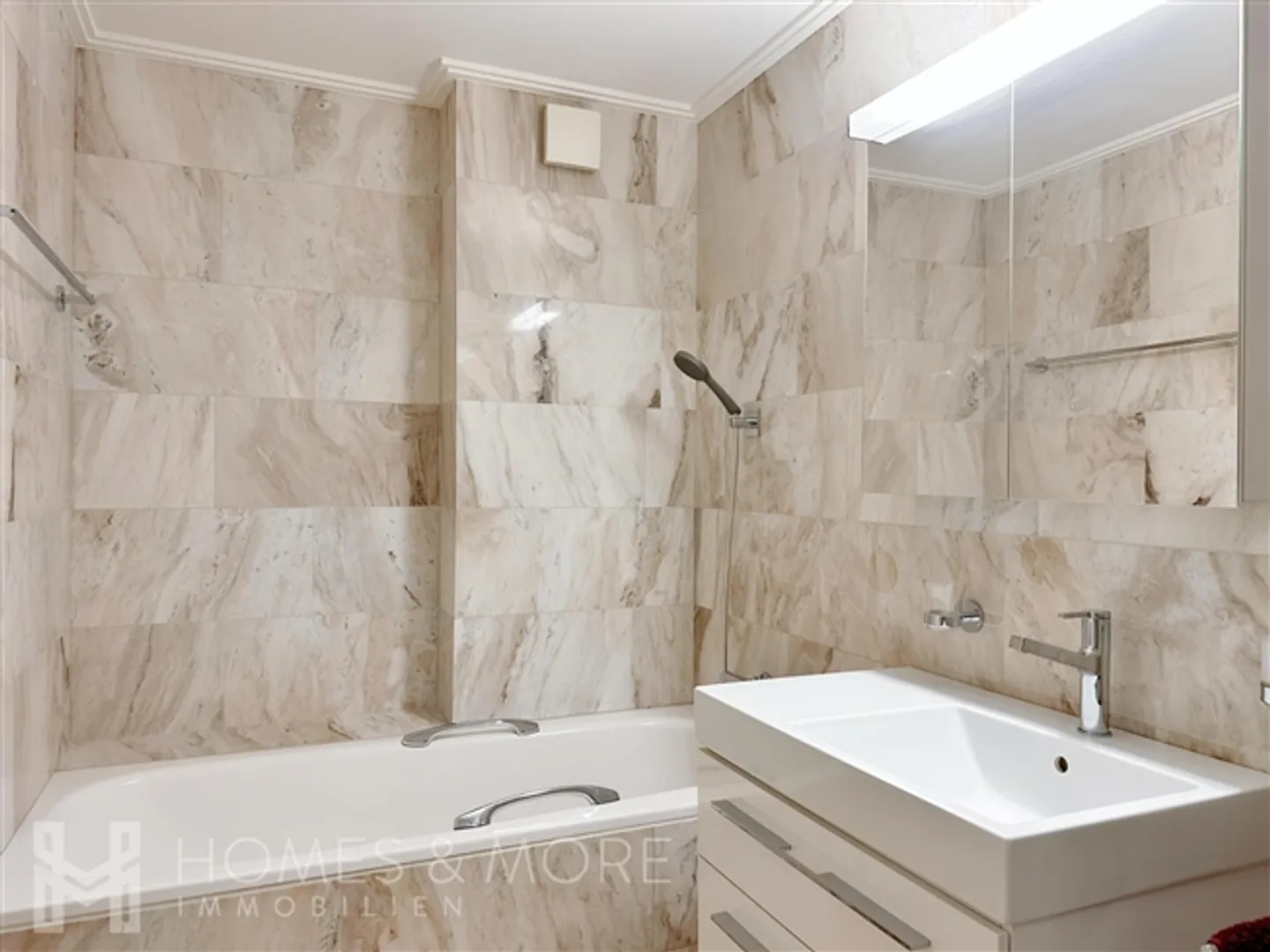 LUXURIOUS WITH PANORAMIC LAKE VIEW AND WELLNESS AREA - Photo 5 of 10