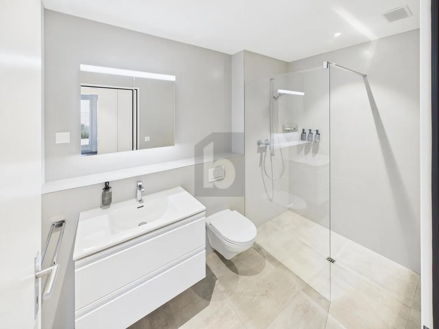 LIGHT-FLOODED, WINTER GARDEN BALCONY, CLOSE TO NATURE - Photo 3 of 6