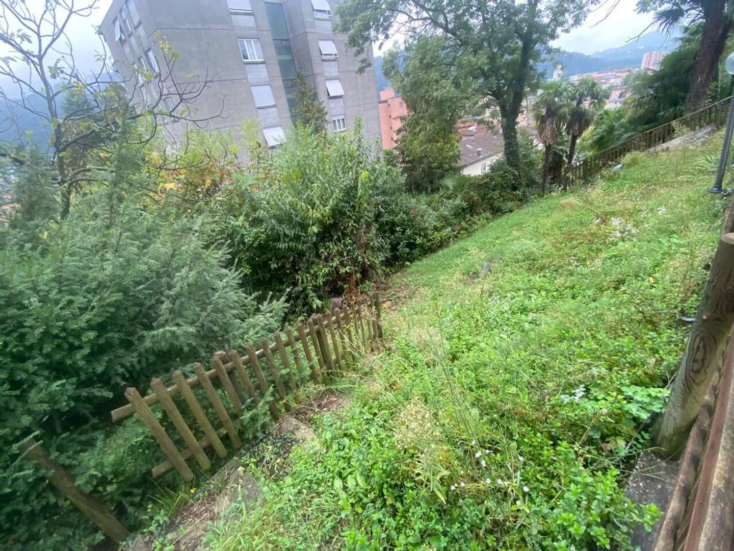 Terrain constructible de 1050 m2 dans la zone de construction de 5 étages - Photo 2 sur 12