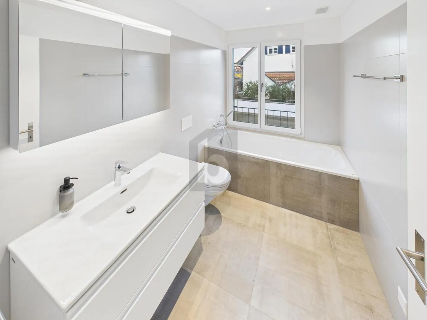 LIGHT-FLOODED, WINTER GARDEN BALCONY, CLOSE TO NATURE - Photo 5 of 6