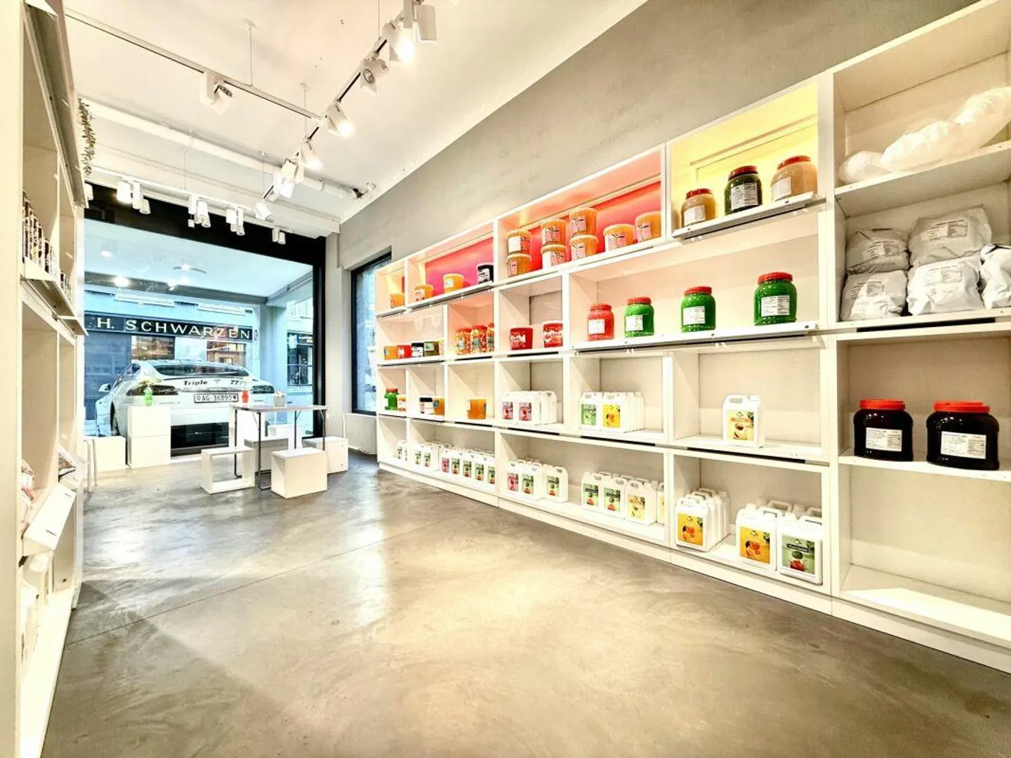Modern Retail Space in Niederdorf - Photo 5 of 8