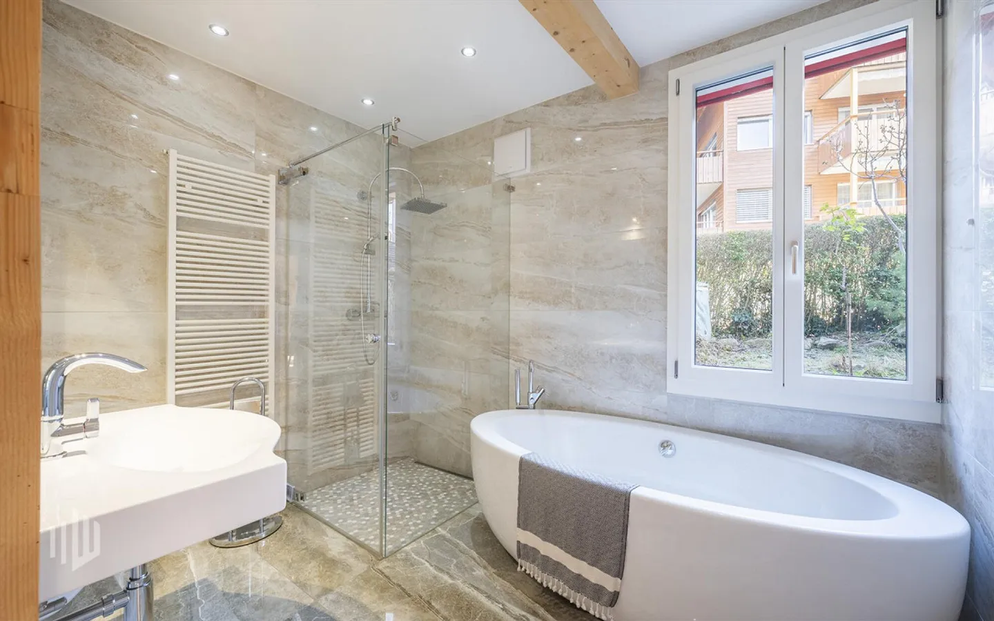 ImmoWyss - Vivre entre l'idylle du jardin et le bord du lac au lac de Thoune - Photo 3 sur 8