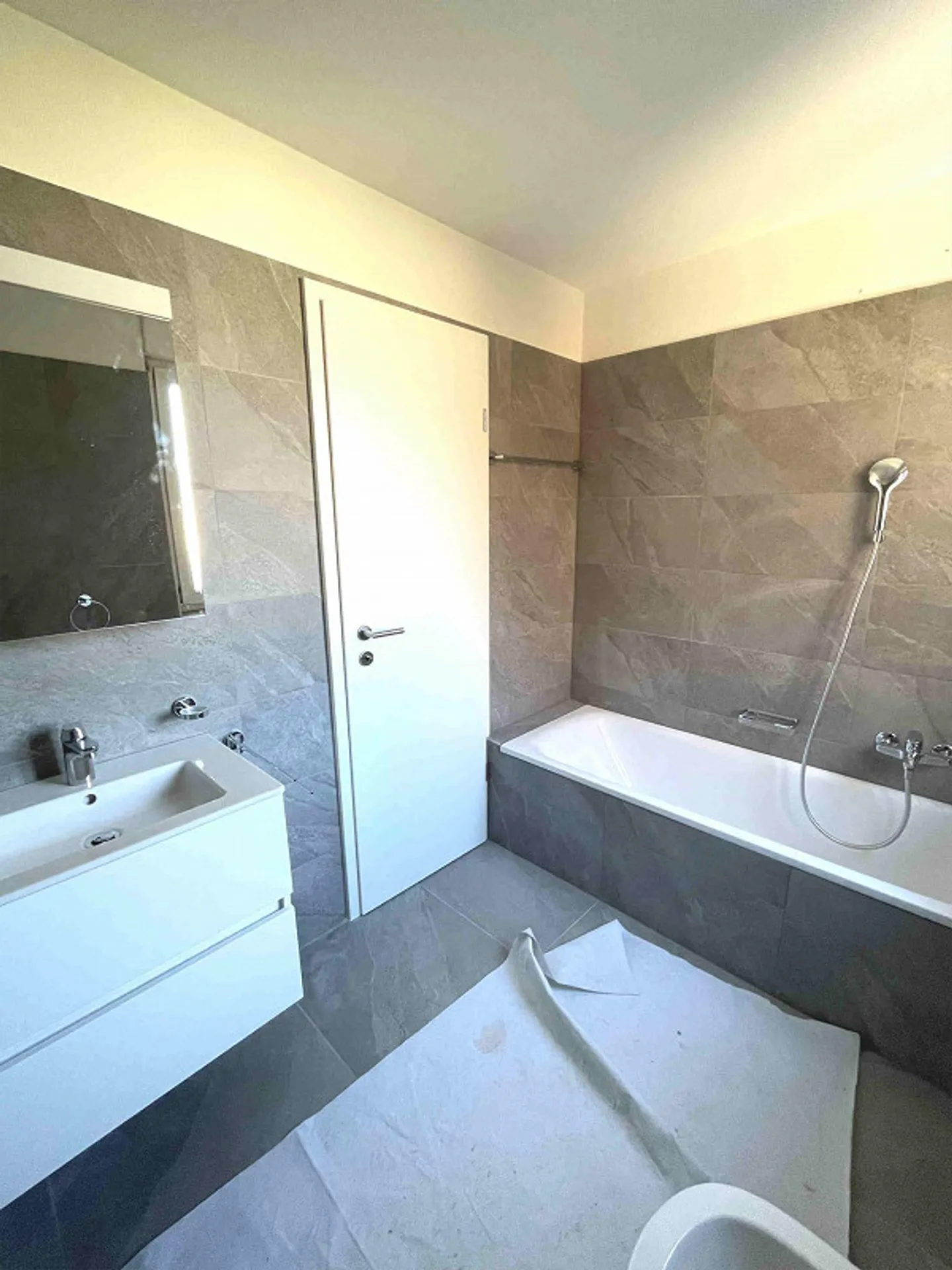 Completely renovated country house with beautiful flat garden - Photo 13 of 17