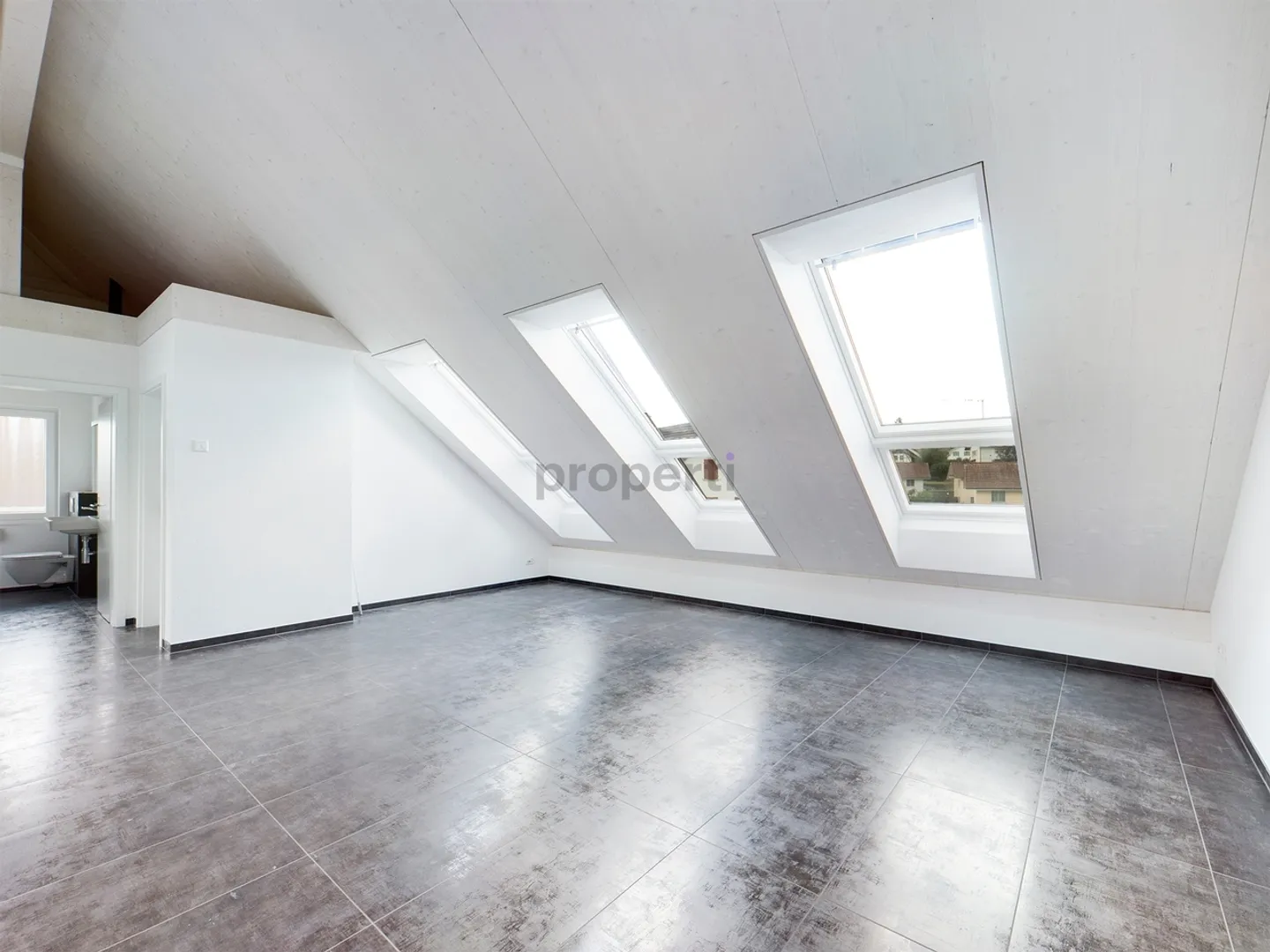 Moderno appartamento mansardato di 3,5 locali con balcone a Diessbach vicino a Büren - Foto 1 di 12