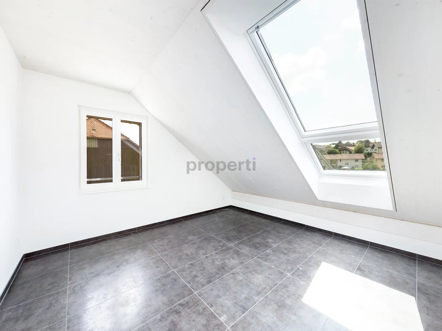 Moderno appartamento mansardato di 3,5 locali con balcone a Diessbach vicino a Büren - Foto 6 di 12