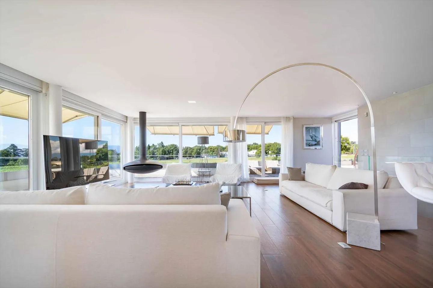 Magnifico immobile con piscina e vista panoramica sul lago - Foto 1 di 13