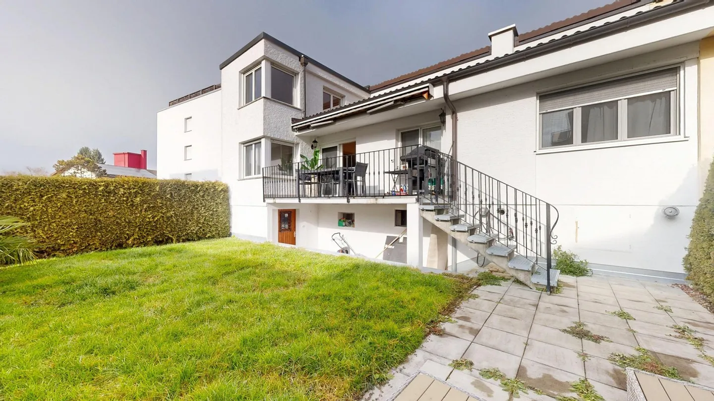 Casa bifamiliare di 6,5 stanze con giardino privato e studio - Foto 2 di 8