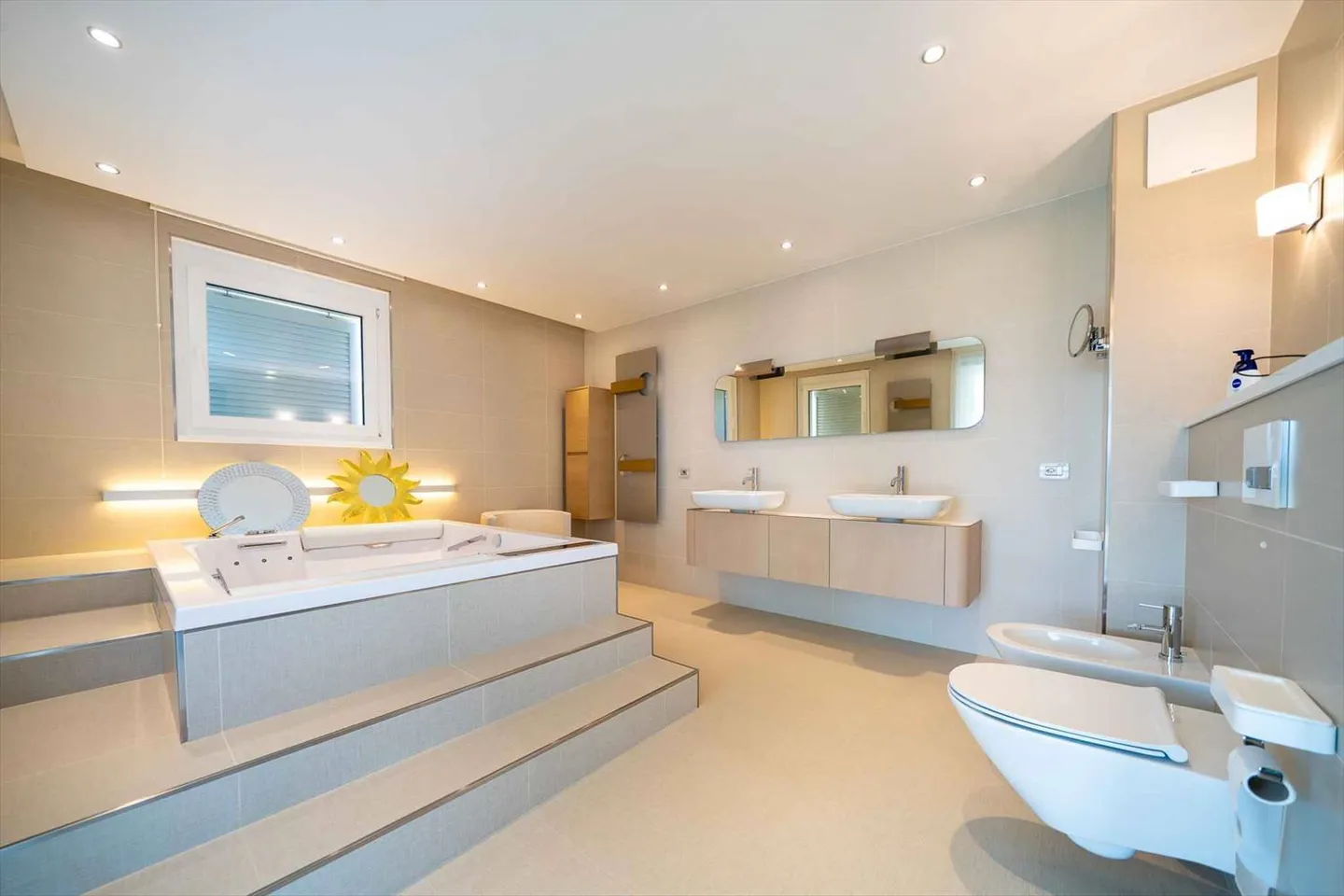 Magnifico immobile con piscina e vista panoramica sul lago - Foto 10 di 13