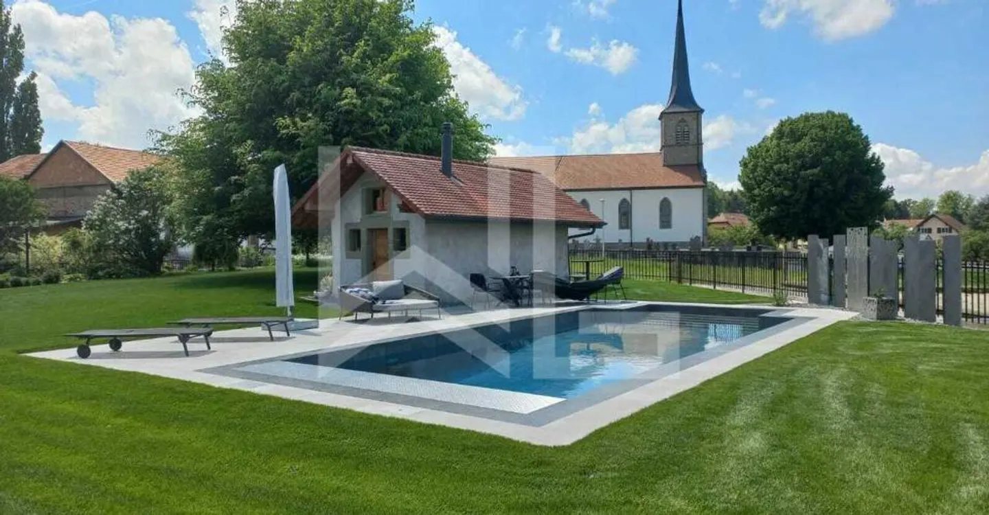 Magnificent equestrian property consisting of 3 dwellings - Photo 3 of 6