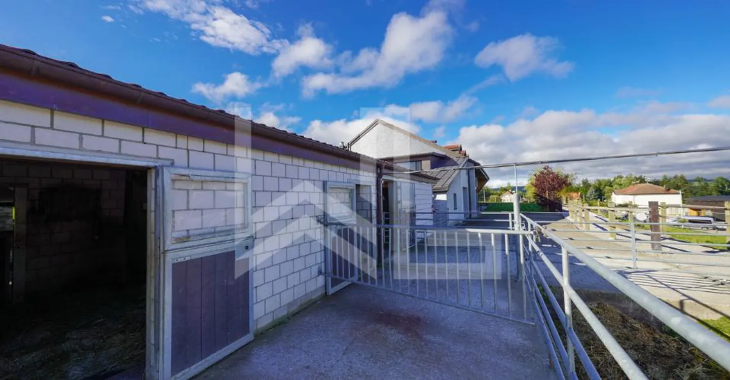 Magnificent equestrian property consisting of 3 dwellings - Photo 5 of 6
