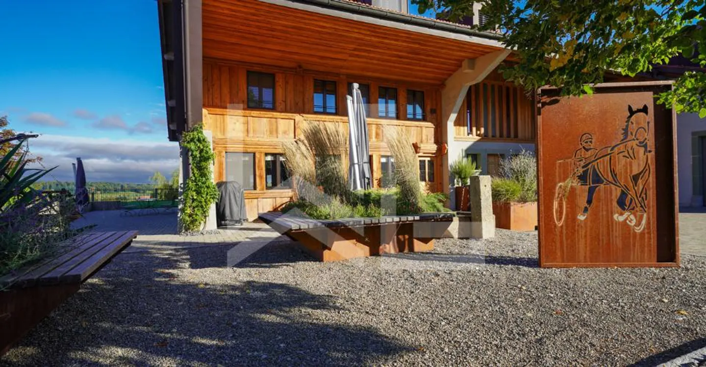 Magnificent equestrian property consisting of 3 dwellings - Photo 2 of 6