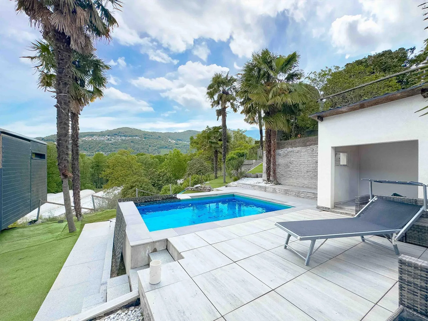 Grande villa con piscina e giardino vicino al lago - Foto 1 di 11