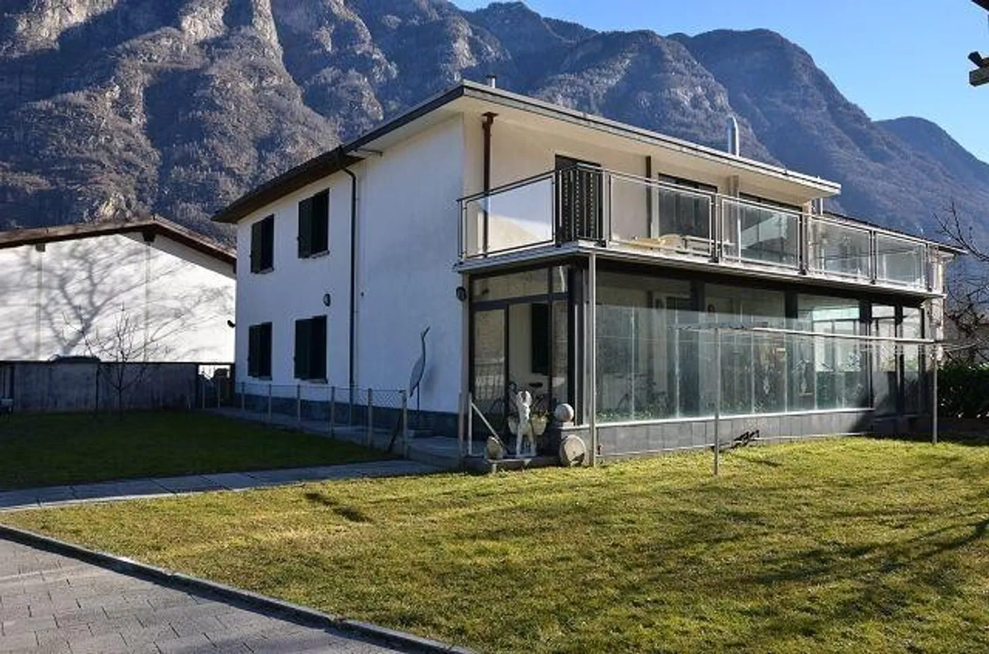 Semi-detached villa with large garden, terrace and large garage, sol... - Photo 1 of 13