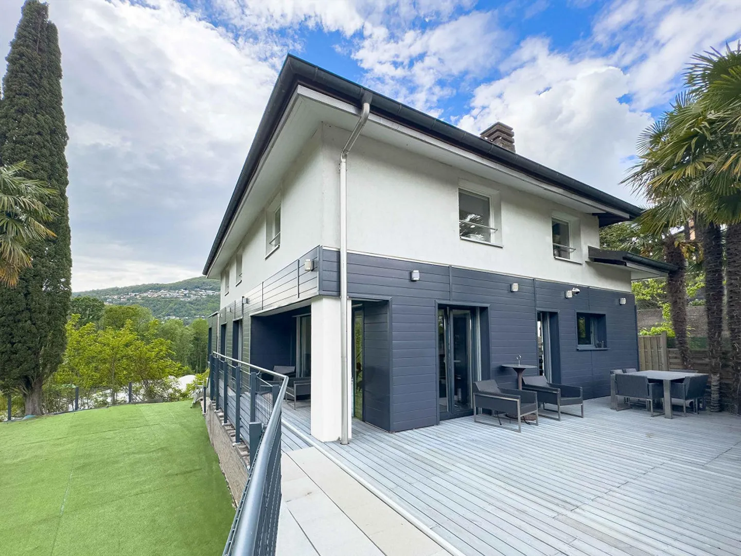 Grande villa con piscina e giardino vicino al lago - Foto 3 di 11