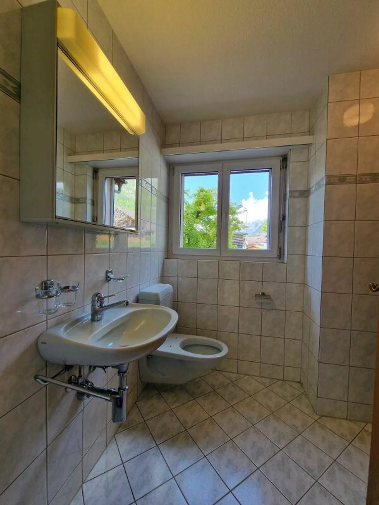 Ampia casa unifamiliare di 6,5 stanze con molto spazio esterno - Foto 4 di 16